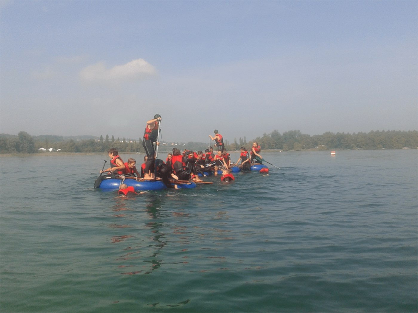 Gemeinsamer Ausklang am Ufer nach dem Flossbau